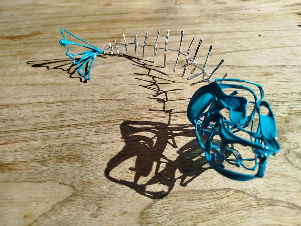 Blue fishbone, wire sculpture by Nilo Saba